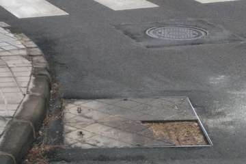 Arqueta de la red de telefonía en mal estado en La Garita (Foto TA)